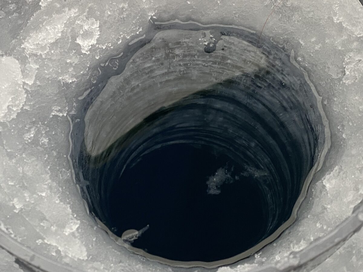 2023年2月10日当日・氷上ワカサギ釣りにてアイスドリルで開けた氷の穴
