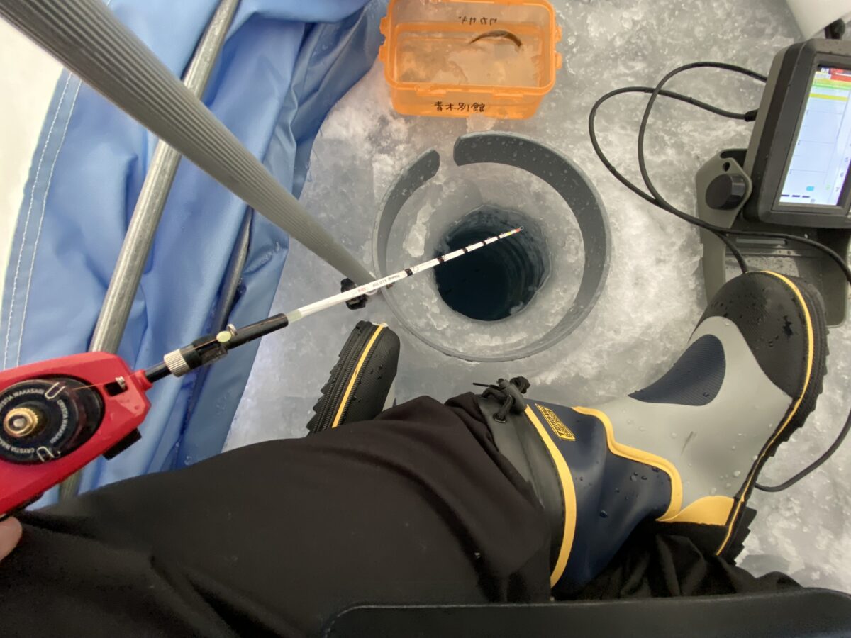 2023年2月10日当日・カタツムリ型移動式テント内の氷上ワカサギ釣りの様子